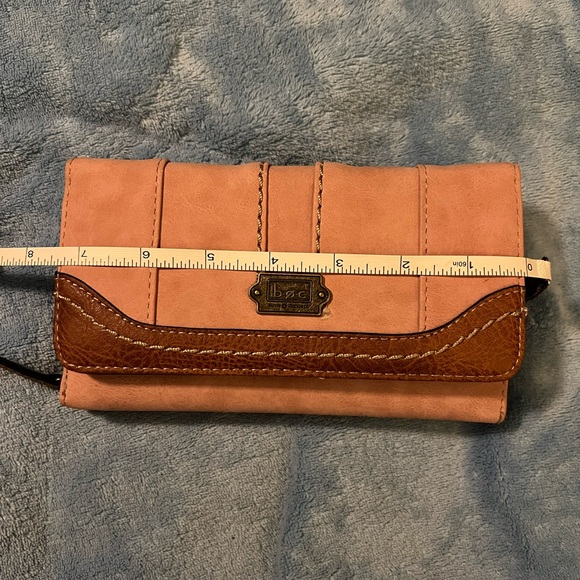 BOC wallet NWT with removable charging port and identity scan shield - Picture 1 of 6